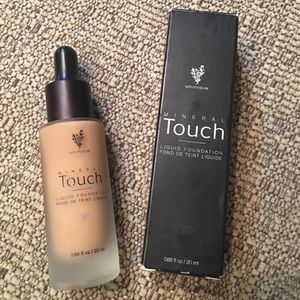 Liquid Foundation. Color Satin